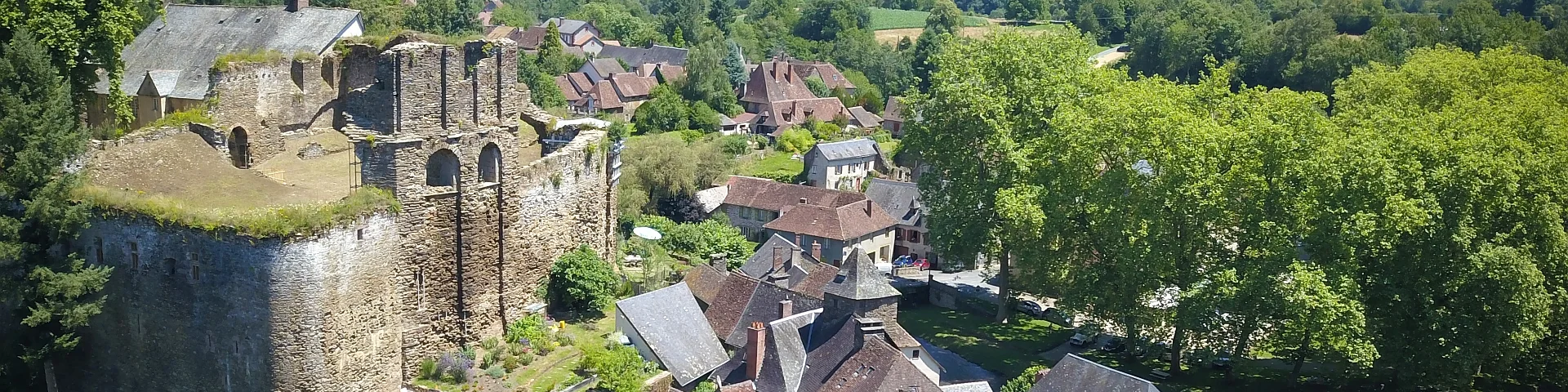 Vue aérienne castrum de Ségur Le Château