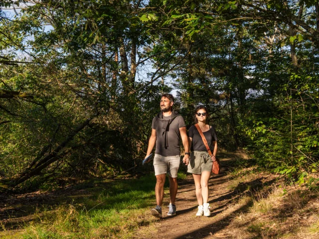 Couple outing in Vassiviere Hiking around the lake