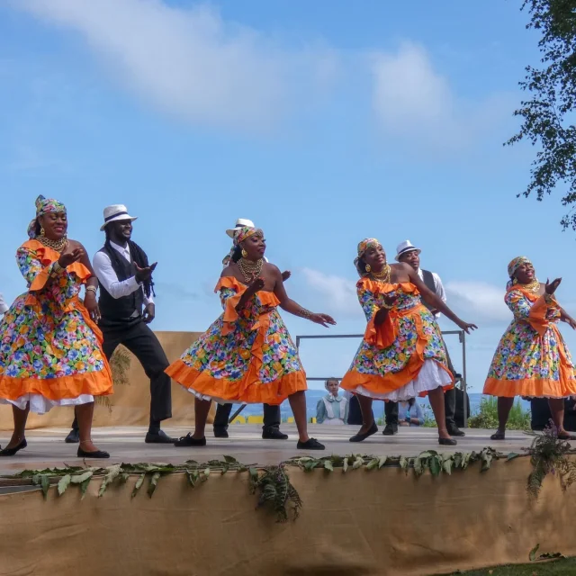Danses et musique du monde au Mont Gargan lors du festival en été