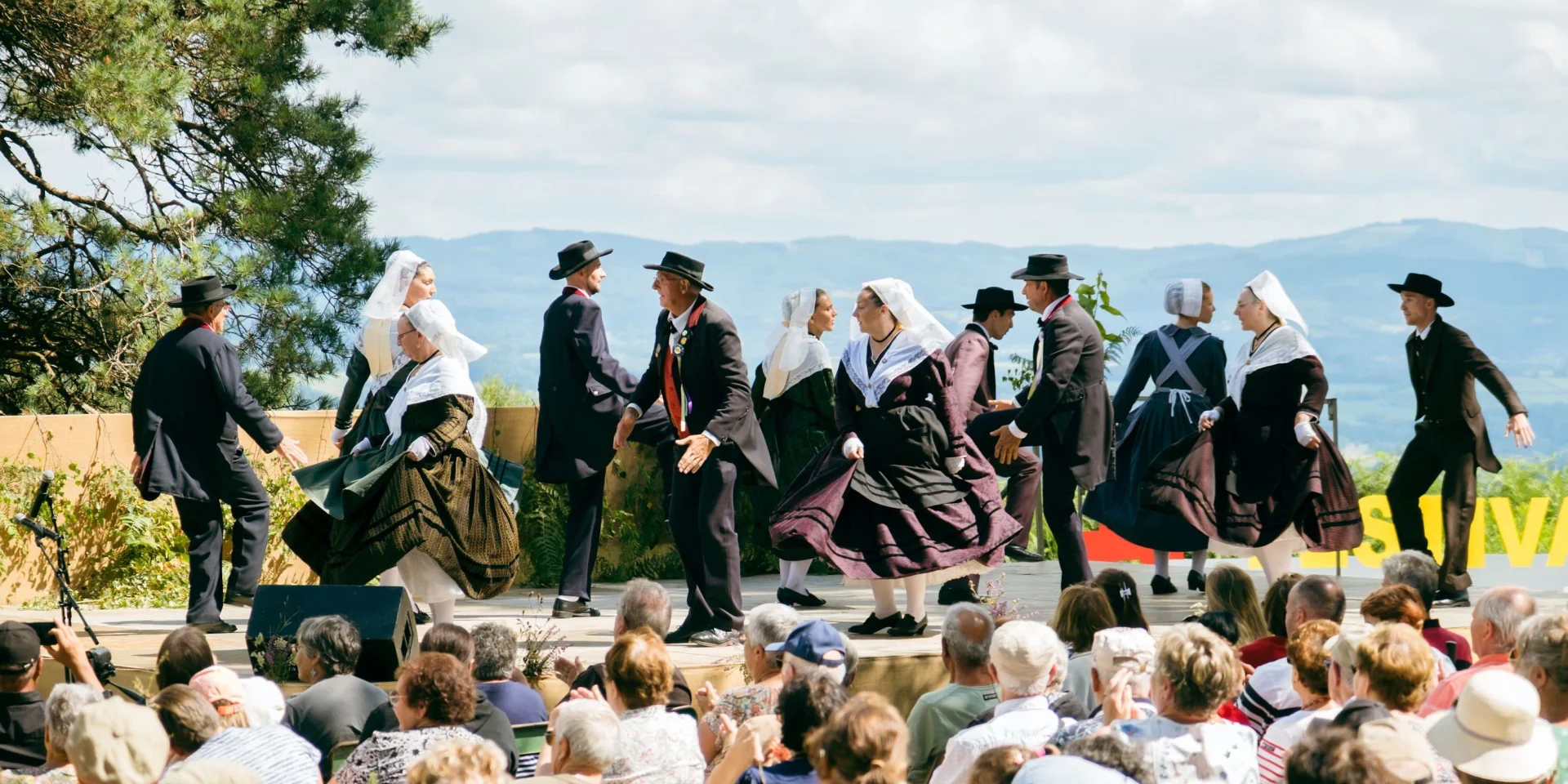Le Festival du Mont Gargan danses et musiques folkloriques du Limousin et du monde en été au Mont Gargan