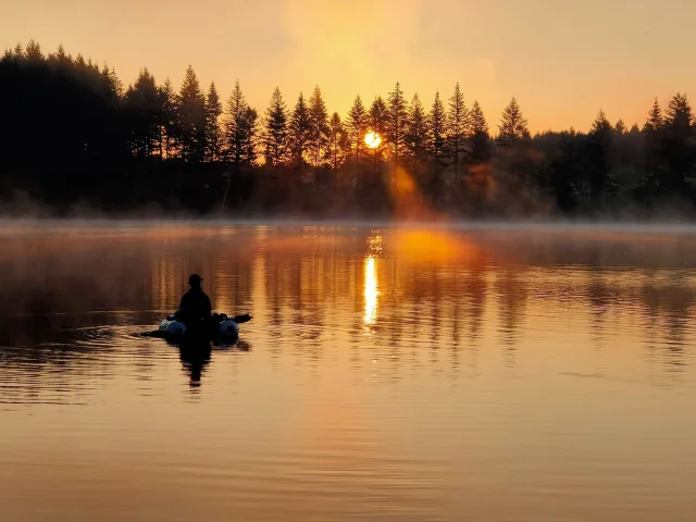 Introduction to float-tube lure fishing, fly fishing and carnivorous fishing courses on the Lac de Saint Pardoux with Karl Courgnaud, instructor and fishing guide in Limousin.