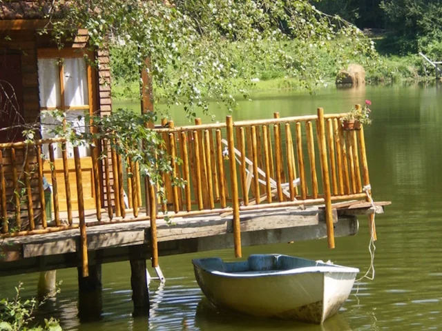 La Cabane au bord de l'eau, fishing-approved accommodation in Limousin on the edge of a pond 30 minutes from Limoges