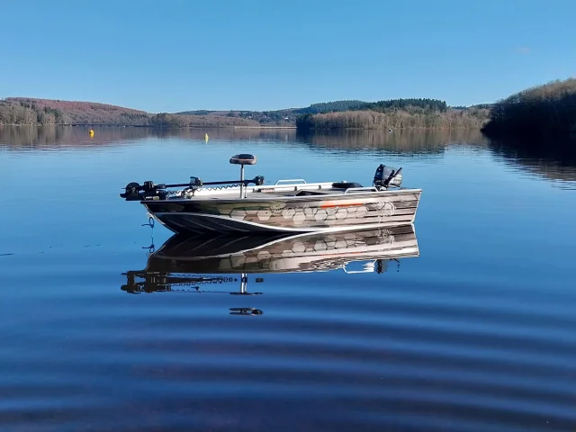 Rent a fishing boat in Lac de Vassivière with Mille Nautique - Fishing holidays in Limousin.