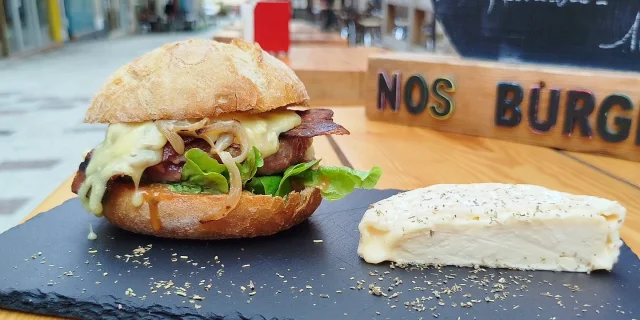 Burger au boeuf limousin poitrine grillée camembert au lait cru et sauce miel - Les Frères Tuck à Limoges