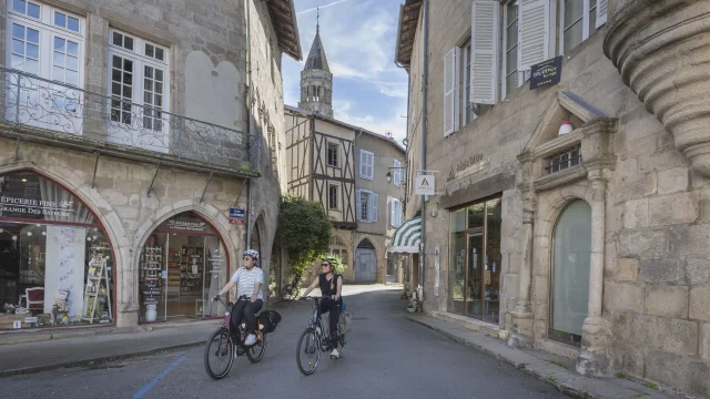 Faire du vélo à Saint Léonard de Noblat sur la Vélidéale véloroute en Limousin