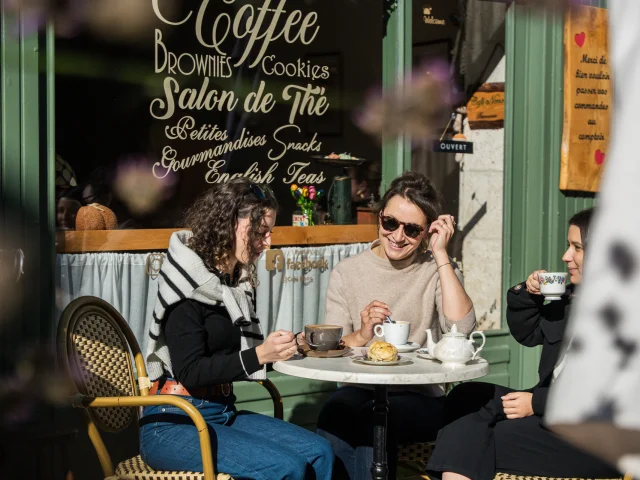Groupe d'amies en terrasse du salon de thé Café Nono à Rochechouart en Haute-Vienne