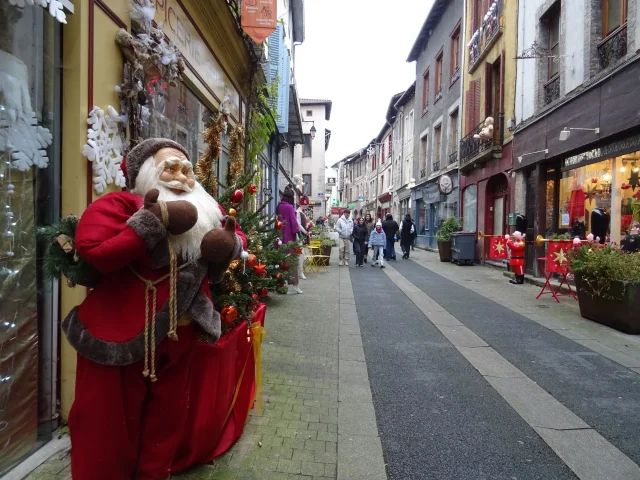 Rue De La Revolution Lors Du Marche De Noel Saint Leonard De Noblat