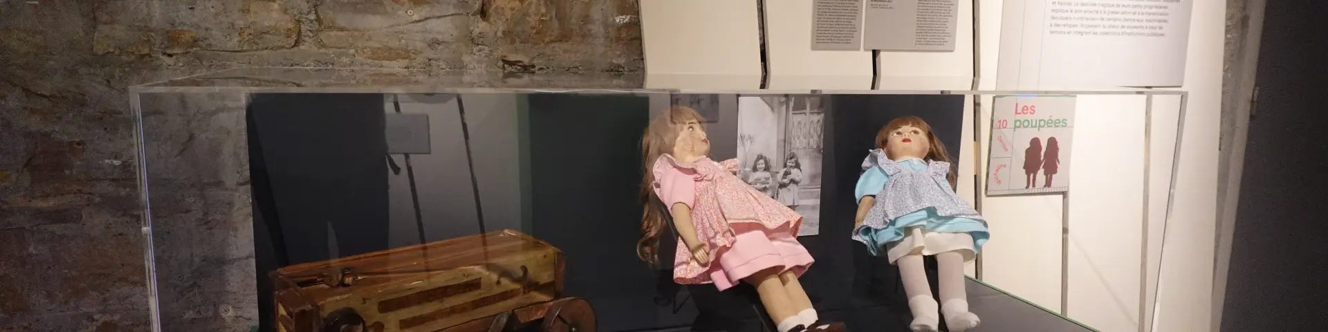 Photographie d'une batteuse en bois ayant appartenu à un enfant d'Oradour et exposé au CHRD de Lyon