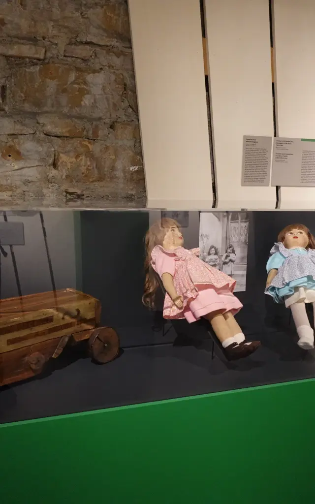 Photographie d'une batteuse en bois ayant appartenu à un enfant d'Oradour et exposé au CHRD de Lyon