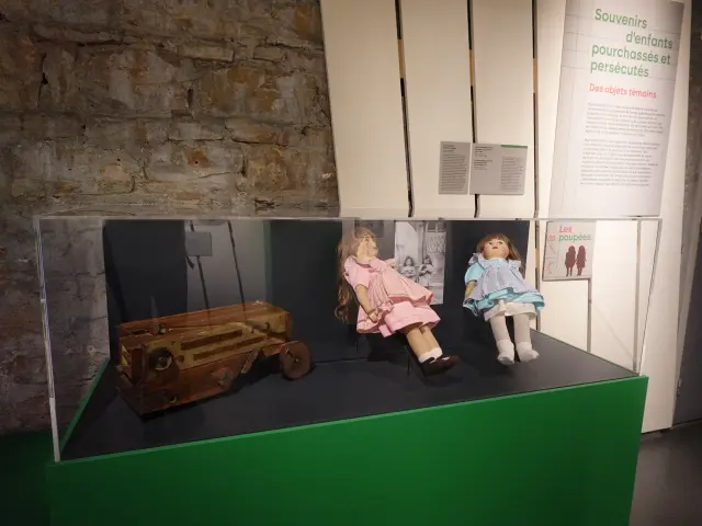 Photographie d'une batteuse en bois ayant appartenu à un enfant d'Oradour et exposé au CHRD de Lyon