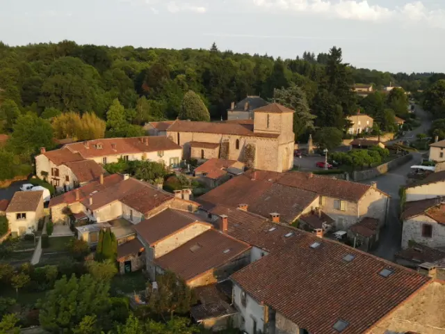 Montrol Senard Et Son Eglise
