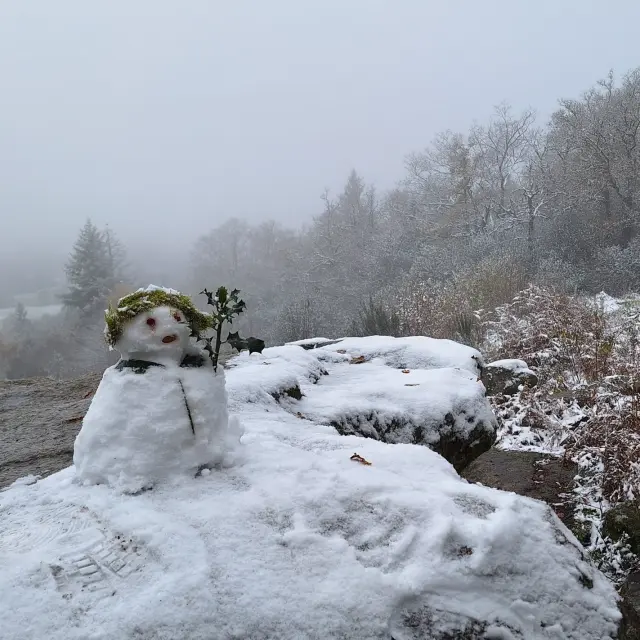 Rencontre avec un bonhomme de neige lors d'une randonnée à la Pierre Branlante une pierre à légende du Limousin