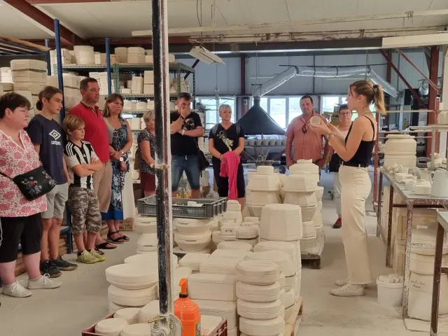Visit a Limoges porcelain workshop: modelling at Porcelaine Carpenet in Saint-Léonard de Noblat.