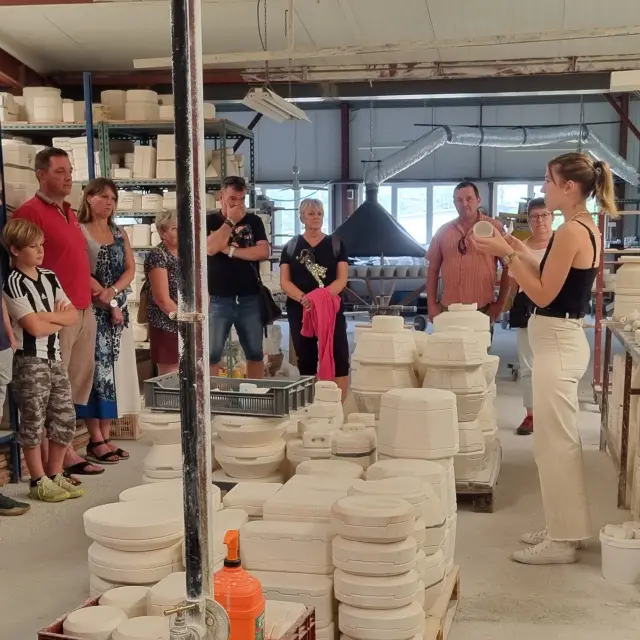 Visite d'un atelier de porcelaine de Limoges : le modelage à la Porcelaine Carpenet à Saint-Léonard de Noblat