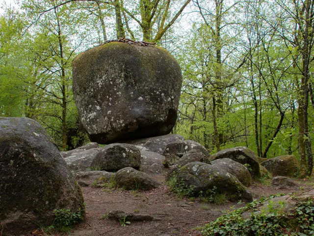 Pierre Branlante Monts De Blond