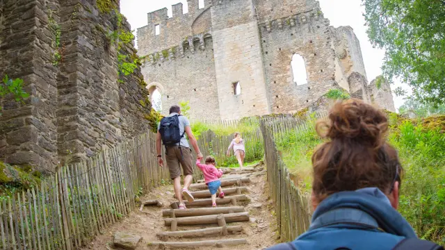 Visiter le Château de Châlucet avec les enfants - Vacances en famille en Limousin