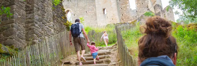 Visiter le Château de Châlucet avec les enfants - Vacances en famille en Limousin