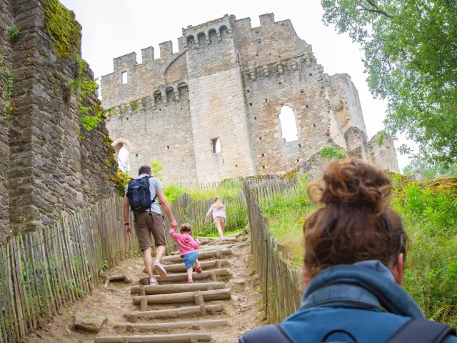 Visiter le Château de Châlucet avec les enfants - Vacances en famille en Limousin