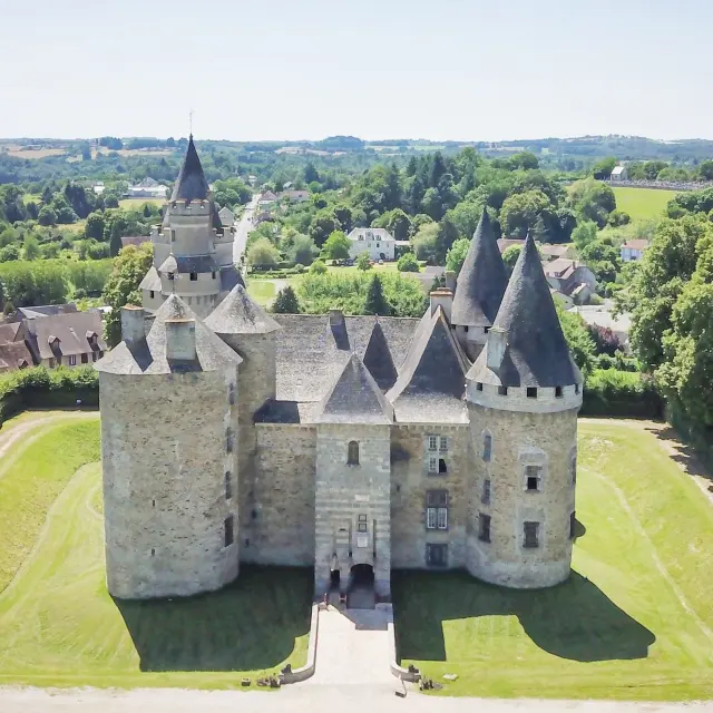 Le-Chateau-de-Bonneval-sur-la-Route-Richard-Coeur-de-Lion-en-Limousin.jpg