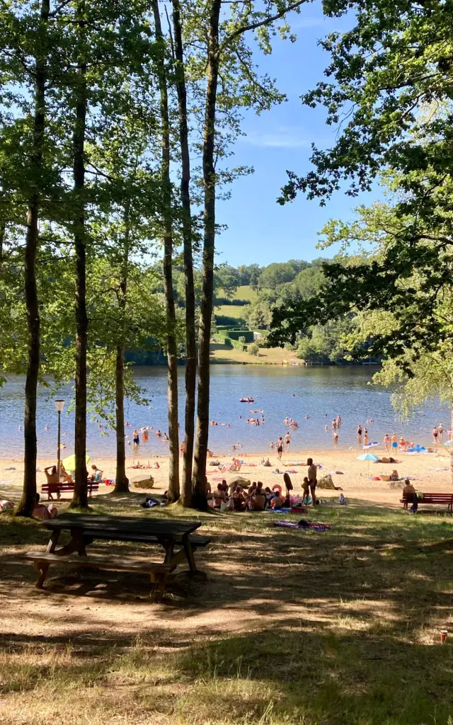 Baignade en Limousin à la plage de Bujaleuf au Lac Sainte Hélène