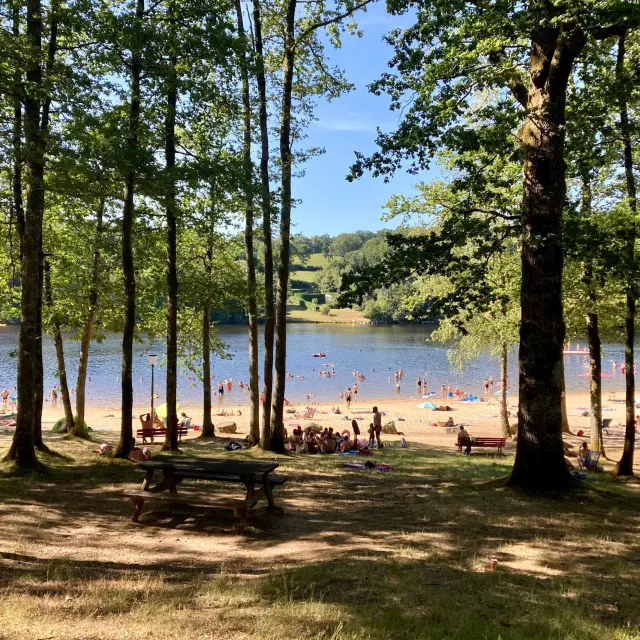 Baignade en Limousin à la plage de Bujaleuf au Lac Sainte Hélène