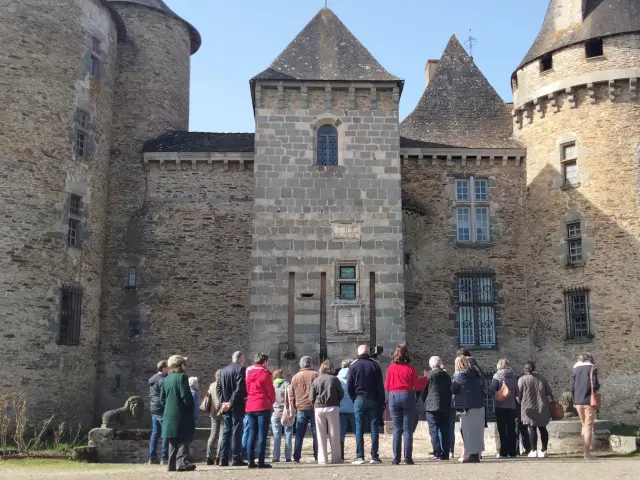 Visite du château de Bonneval lors des rendez-vous pros Limousin nouveaux horizons