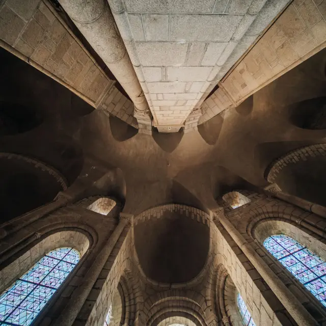 Collégiale de Saint Léonard de Noblat - Voute et vitraux de l'Atelier du vitrail héritiers du maître verrier Francis Chigot
