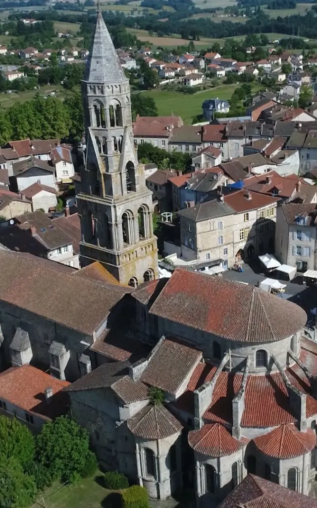 Vue du ciel de Saint Léonard de Noblat et sa collégiale