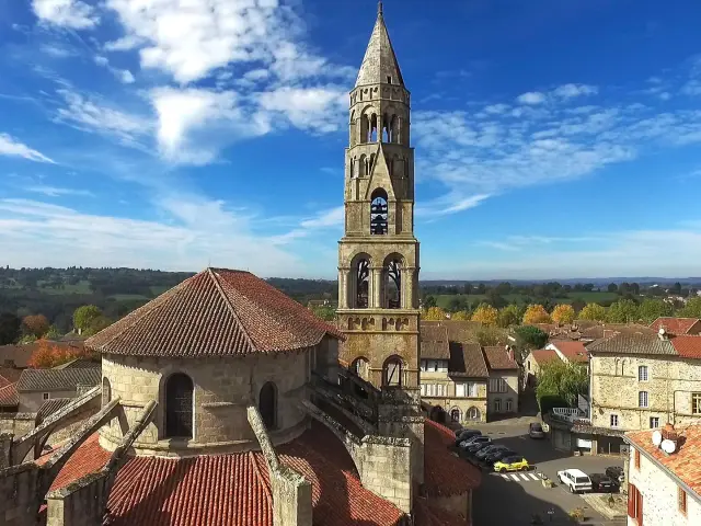 Collegiale-de-Saint-Leonard-de-Noblat-sur-les-Chemins-de-Compostelle.jpg