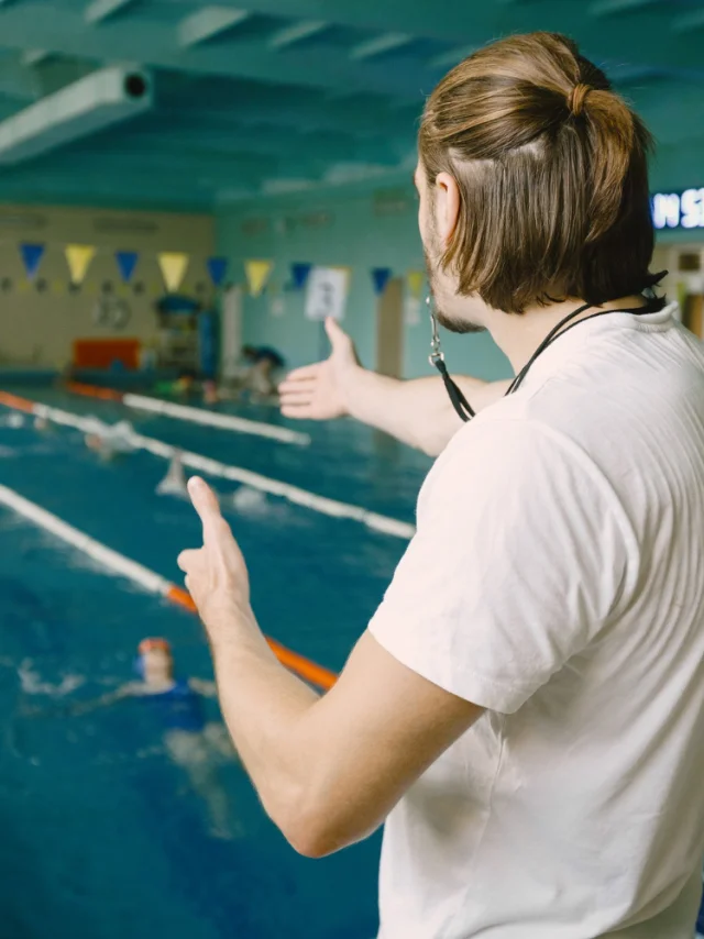 Entraineur Natation Masculin Debout Au Bord Piscine Il Montre Main Droite Pour Corriger Etudiant Technique Natation Professionnel