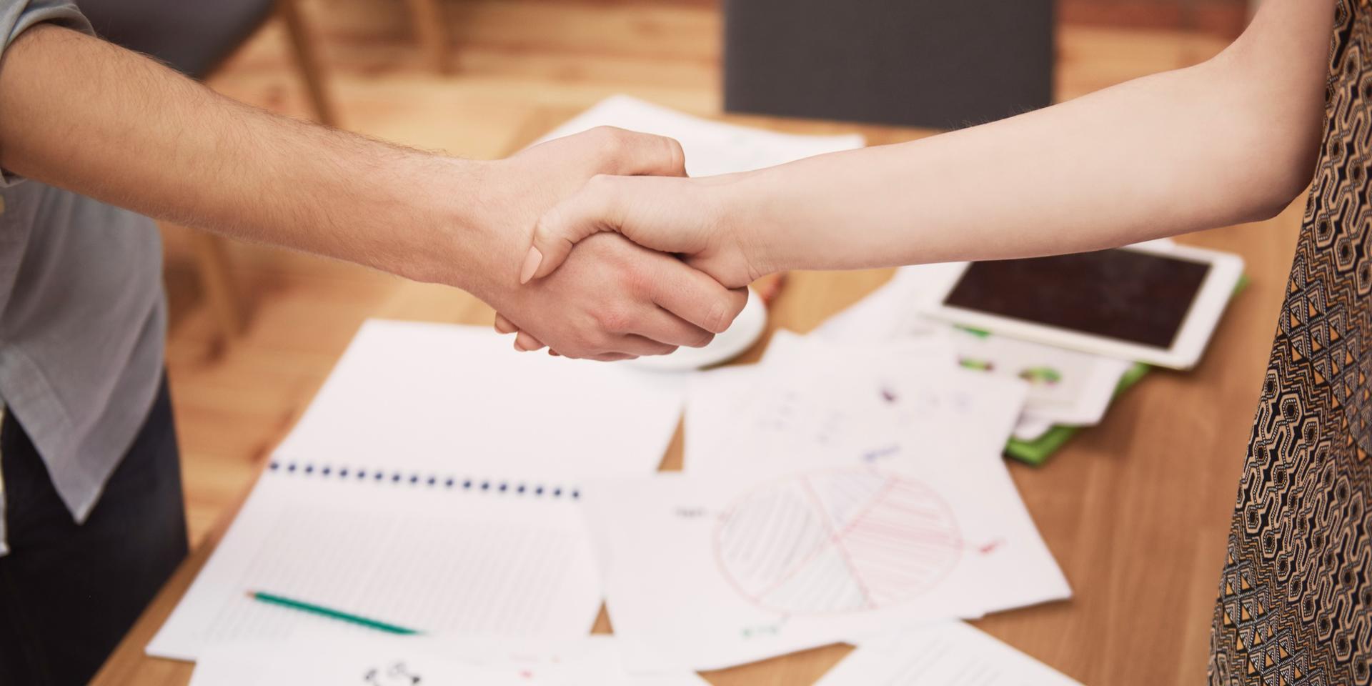 Gros Plan Poignee Main Hommes Affaires Au Bureau