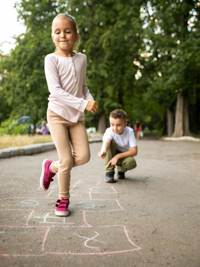 Heureux Enfant Jouant Exterieur