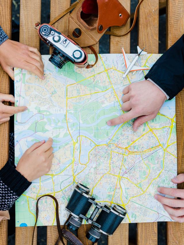 Personne Non Reconnaissable Naviguant Carte