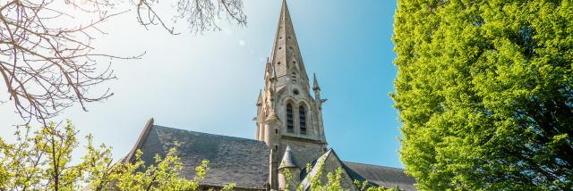 Stiftskirche Auffay blauer Himmel