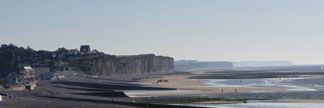 Der Strand bei Ebbe und seine Kreidefelsen