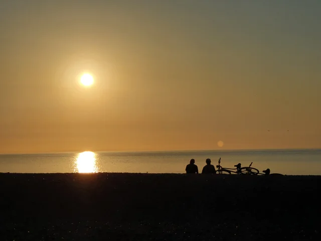 Vélos au coucher de soleil plage