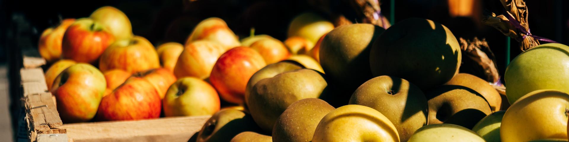 Apples Luneray market