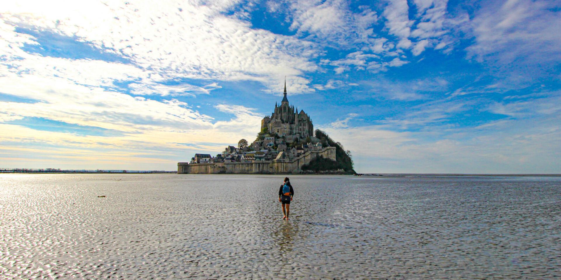 A Pied Dans La Baie Direction Le Mont Saint Michel - Sophie Kernen Jumeaux Co