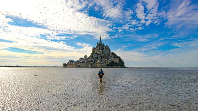 A Pied Dans La Baie Direction Le Mont Saint Michel - Sophie Kernen Jumeaux Co