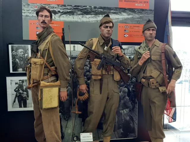 Soldats en tenue Mémorial Dieppe