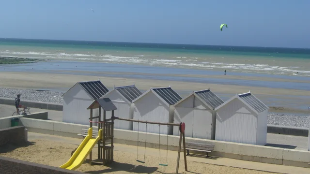 Cabines plage et jardin d'enfants