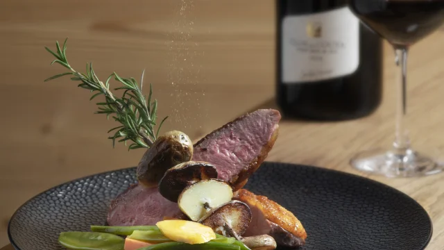 Assiette de viande au restaurant la Tsermetta