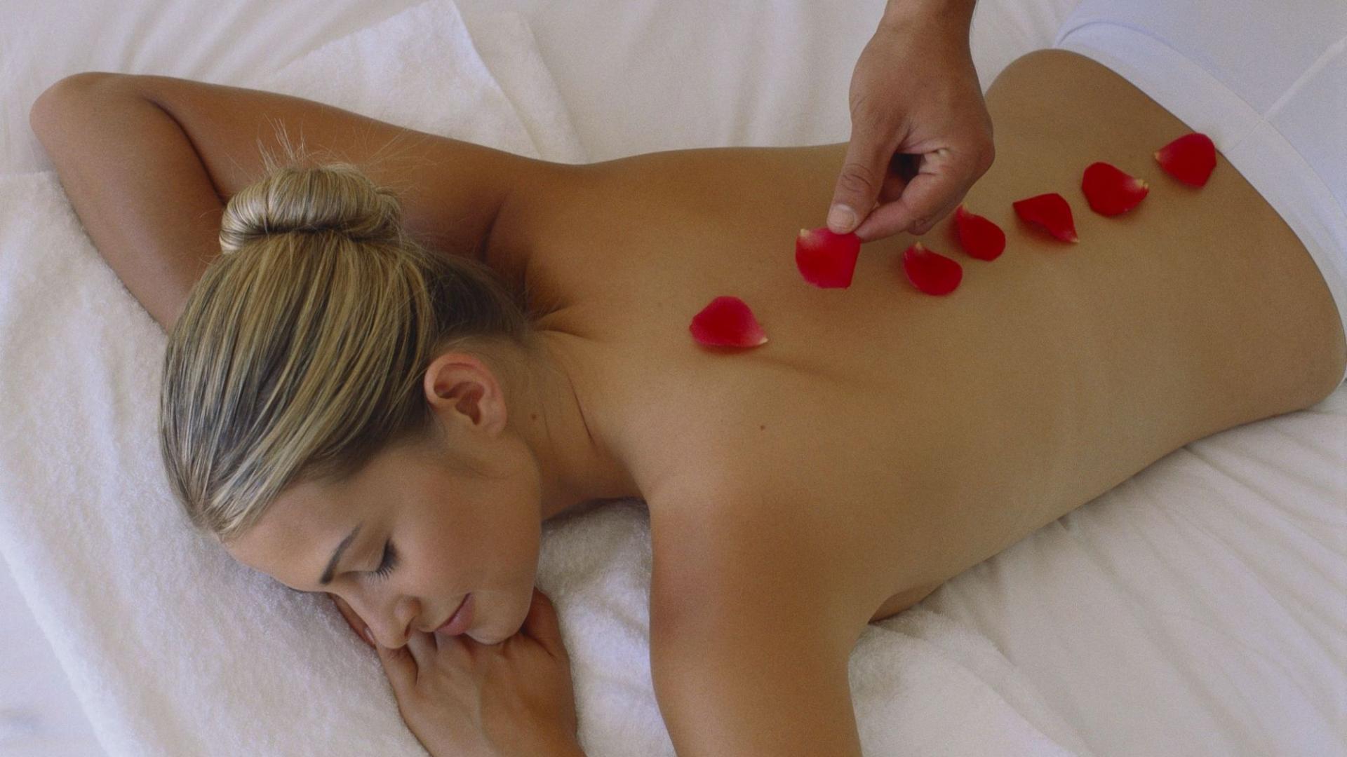 Massage avec des pétales Centre de bien-être Evahona
