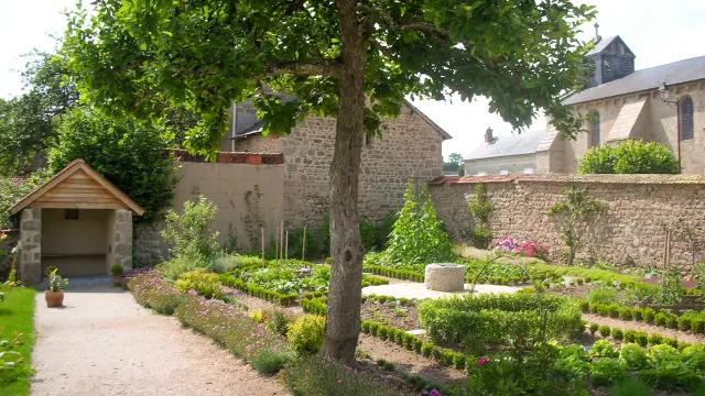 Lioux les Monges, jardin de la cure en été
