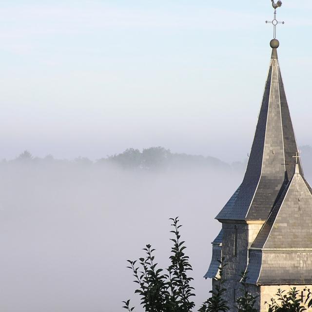 sentier-63-eglise-st-amand-1-source-lou-chami-large.jpg