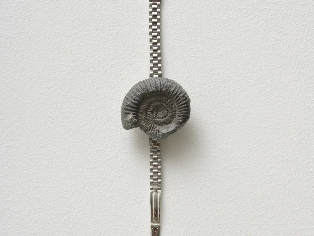 Zac Langdon-Pole, Time Piece (006), 2025. Bracelet de montre, fossile (ammonite, 180 millions d’années), fixations en laiton. Photo : © Sam Hartnett