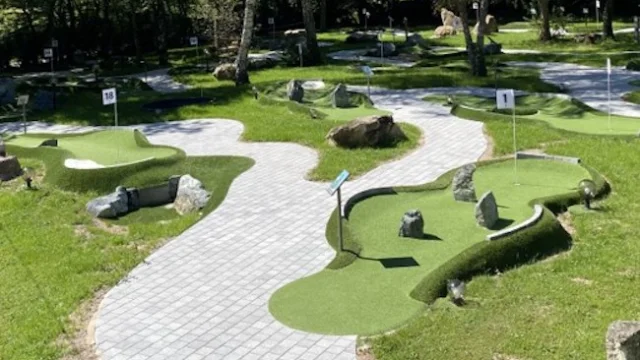 Mini-Golf du Chalet des Pierres Jaumâtres à Toulx Sainte Croix dans la Creuse - accessible PMR