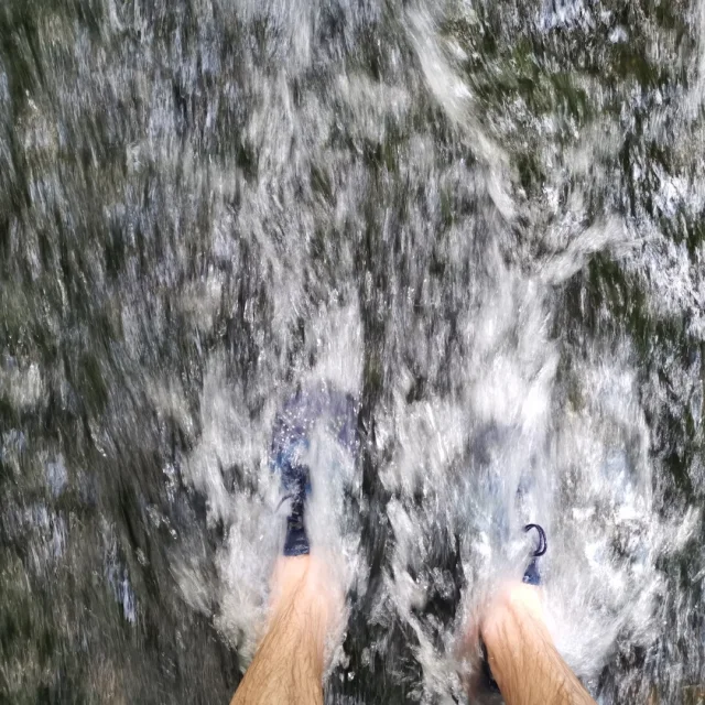 Les pieds dans l'eau