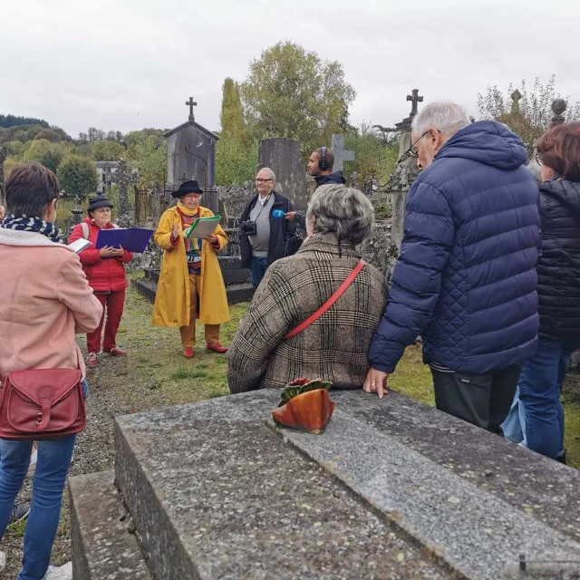 Dans les allées du cimetière