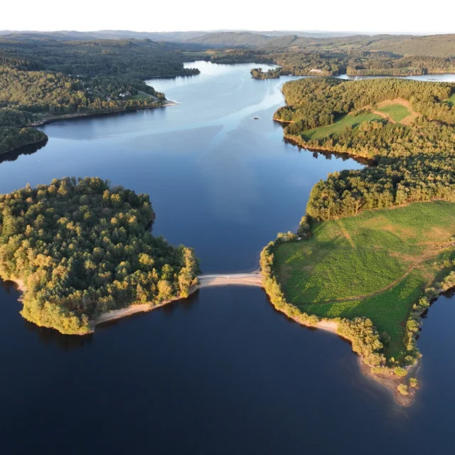 Aerienne_Lac_Vassiviere_Chassagnas_drone_©GBrun PNRML